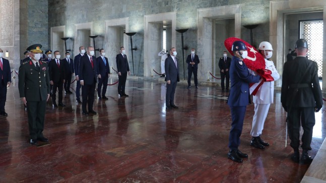 Cumhurbaşkanı Erdoğan, Yüksek Askeri Şura Üyeleriyle Birlikte Anıtkabirde