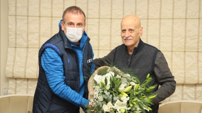 Abdullah Avcı’dan Efsane Teknik Direktör Ahmet Suat Özyazıcı’yı Evinde Ziyaret Etti