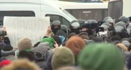 Navalnıy’nin Çağrısıyla Meydanlara Çıkan Eylemcilere Polis Müdahale Ediyor