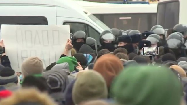 Navalnıy’nin Çağrısıyla Meydanlara Çıkan Eylemcilere Polis Müdahale Ediyor