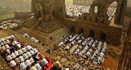 Hindistan’da 16. yüzyıldan kalma Babür Camii’nin yerine Hint tapınağı inşa ediliyor